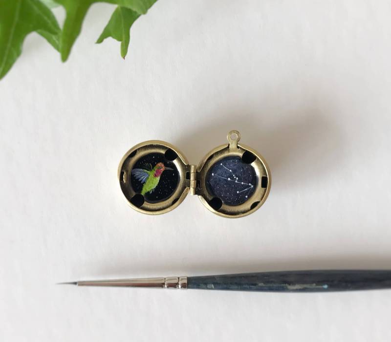 Stier Sternbild, Kolibri Spirit Tier, Handbemaltes Locket, Gemaltes Locket, Kleines Ölgemälde, Valentinsgeschenke Für Sie, Valentins-Locket Stier Sternbild, Kolibri Spirit Tier, Handbemaltes Locket, Gemaltes Locket, Kleines Ölgemälde, Valentinsgeschenke Für Sie, Valentins-Locket von RideToNature