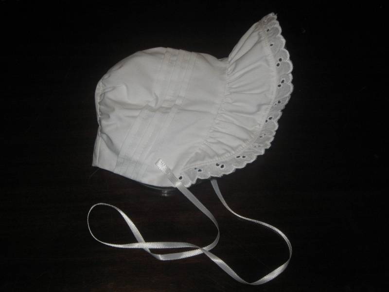 Baby-Häubchen-Neugeborene-Weiß-Handarbeit Baby-Häubchen-Neugeborene-Weiß-Handarbeit von RidgerunnerProducts