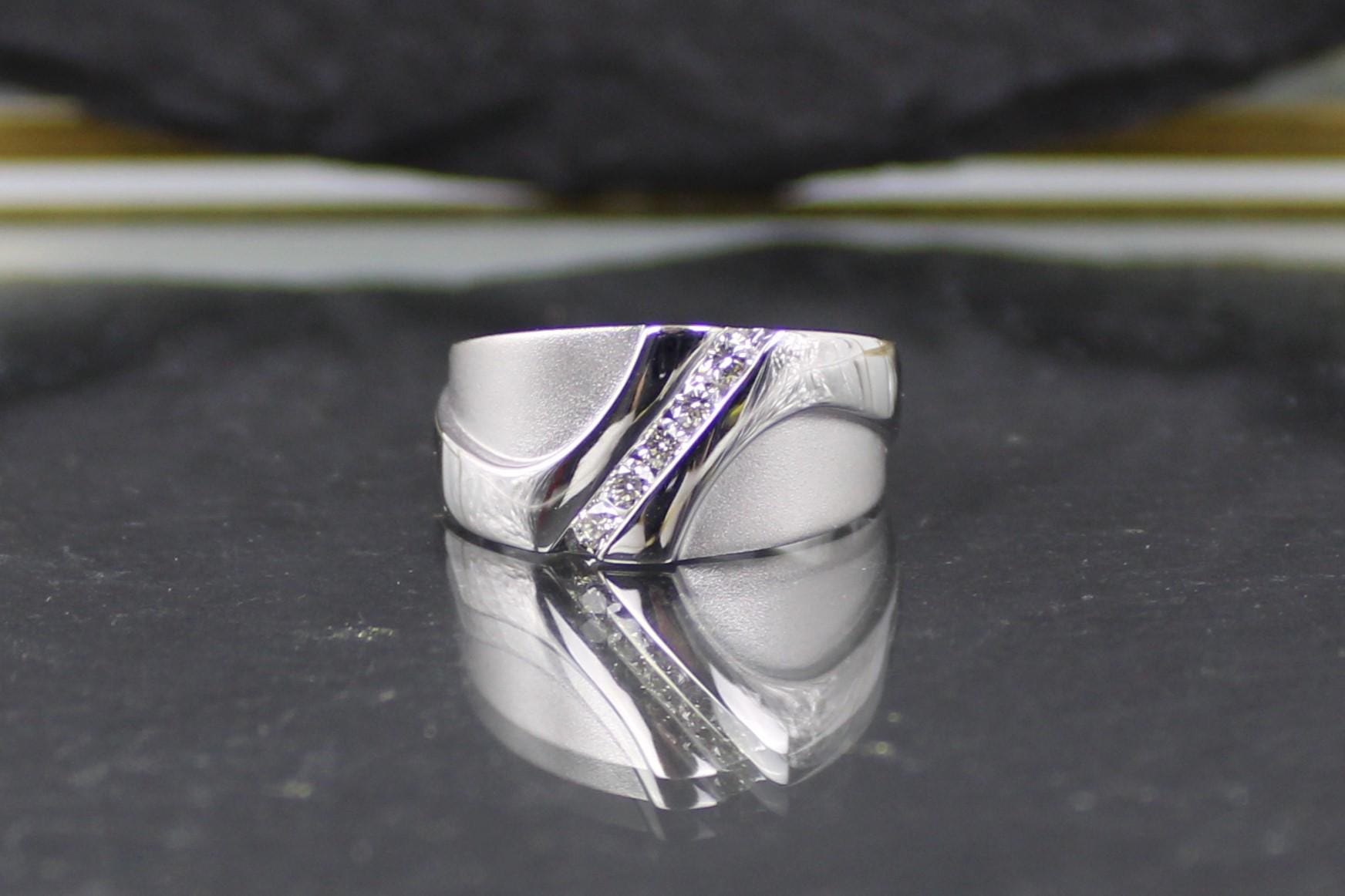 Brillantring Aus 585Er Weißgold, 14 Karat, 5 Diamanten, 0.20 Ct. | Brilliant Ring Made Of Carat 585 White Gold, Diamonds, Ct von RiedAntik