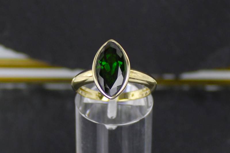 Chromdiopsid-Goldring Aus 375Er Gelbgold, 9 Karat | Chrome Diopside Gold Ring Made Of 375 Yellow Gold, Carat Chromdiopsid-Goldring Aus 375Er Gelbgold, 9 Karat | Chrome Diopside Gold Ring Made Of 375 Yellow Gold, Carat von RiedAntik