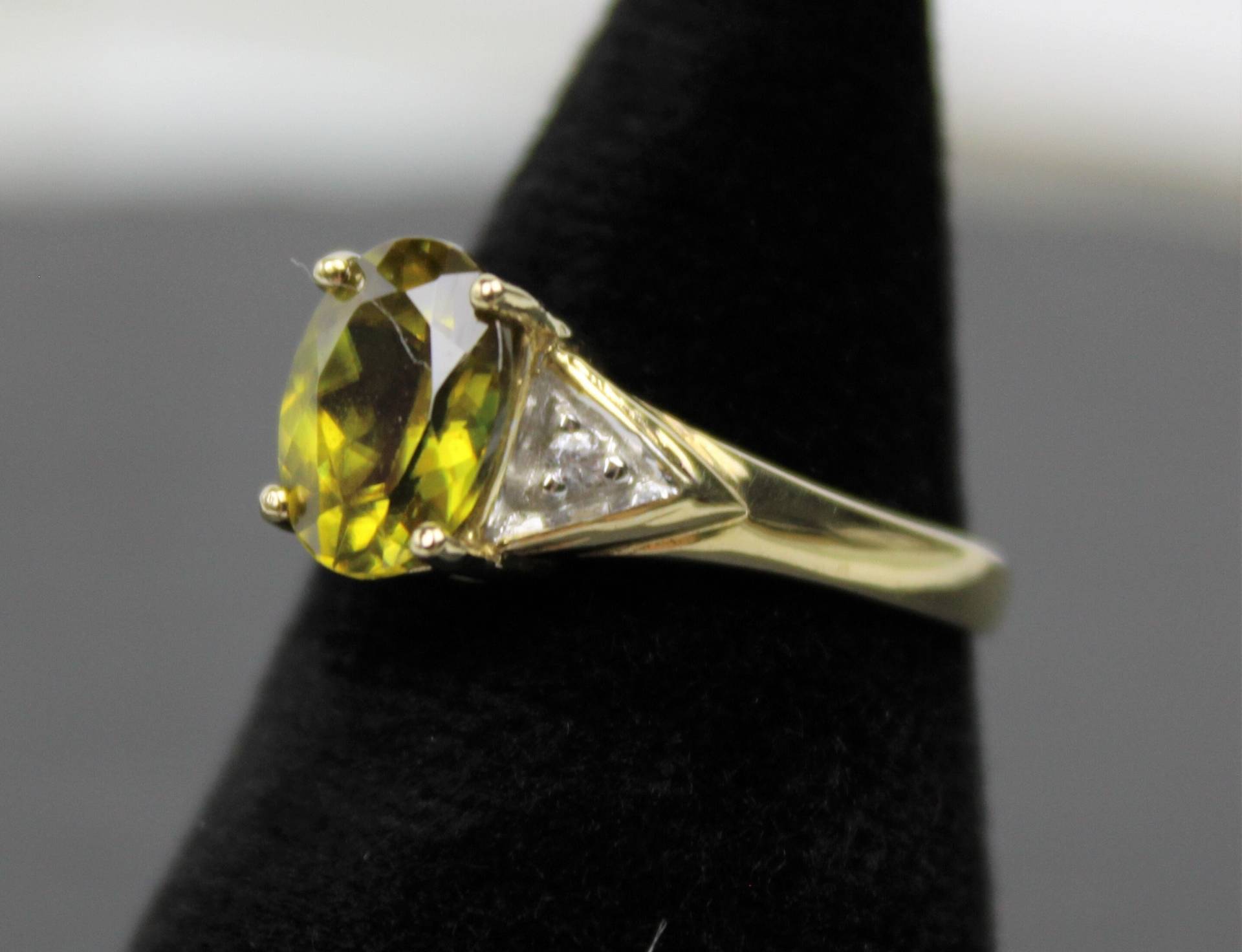 Damenring Mit 2 Brillanten Und Citrin, 375Er Gelbgold, Punziert | Vintage Ladies Ring With Diamonds & Citrine, 375 Yellow Gold von RiedAntik