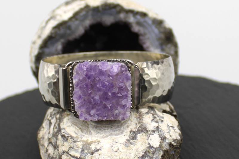 Design Amethyst Armreif Aus 835Er Silber Mit Amethyst-Druse | Design Bangle Made Of 835 Silver With Amethyst von RiedAntik