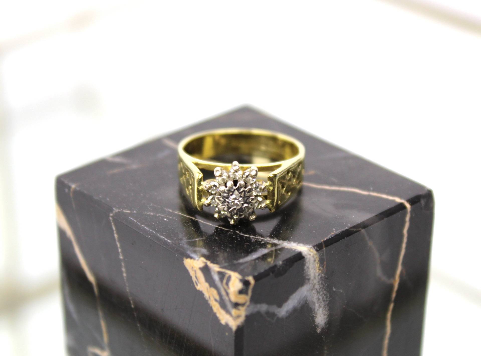 Diamantring, Goldring, 11 Diamanten, 750Er Gelbgold, England | Vintage Diamond Ring, Diamonds, 18K Gold, 1976 von RiedAntik