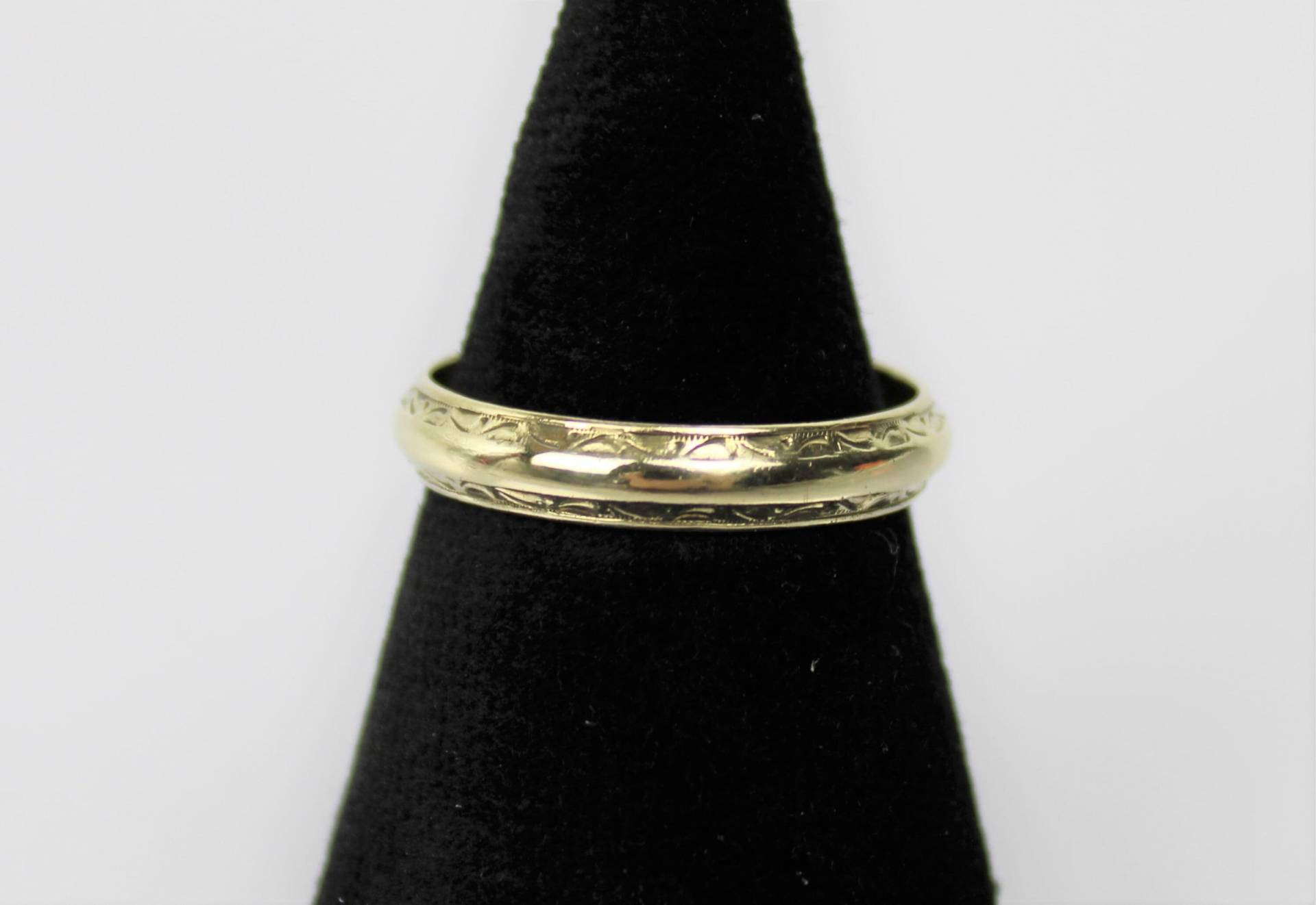 Goldring Aus 333Er Gelbgold Mit Verzierung, 1957 | Antique 333 Gold Ring, Germany, 1957 von RiedAntik