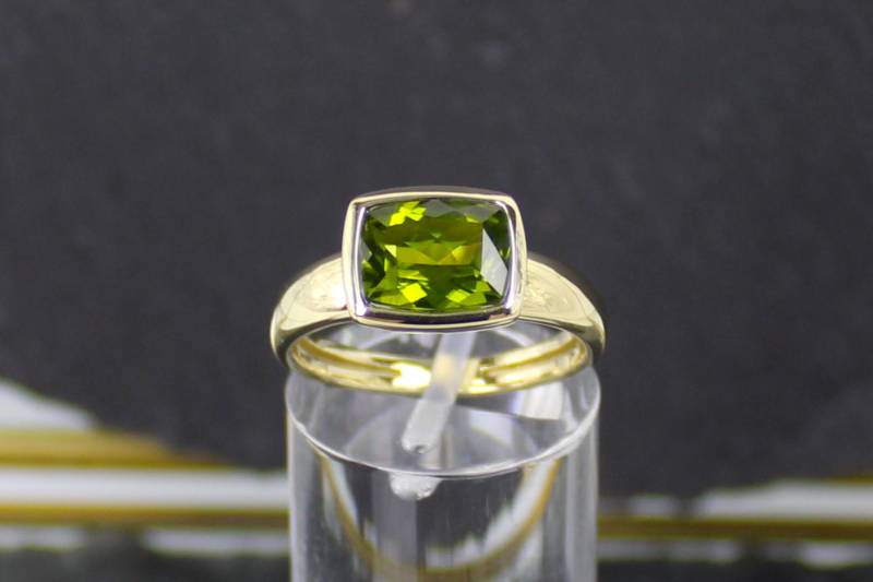Goldring Mit Grünem Vesuvianit, 375Er Gelbgold, 9 Karat, Etui | Gold Ring With Green Vesuvianite, 375 Yellow Gold, Carat, Box von RiedAntik