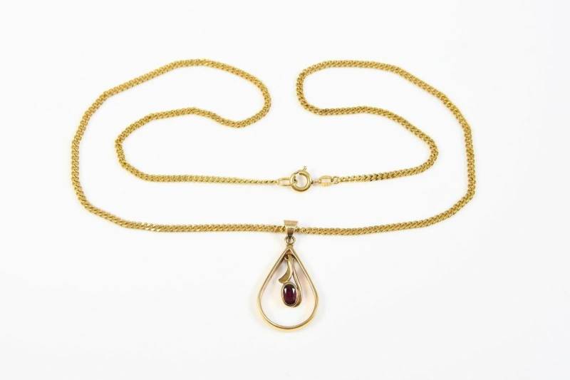 Granat-Goldanhänger Mit Goldkette. Birmingham, 375Er Gelbgold | Garnet Gold Pendant With Chain, 8K & 9K Gold Granat-Goldanhänger Mit Goldkette. Birmingham, 375Er Gelbgold | Garnet Gold Pendant With Chain, 8K & 9K Gold von RiedAntik