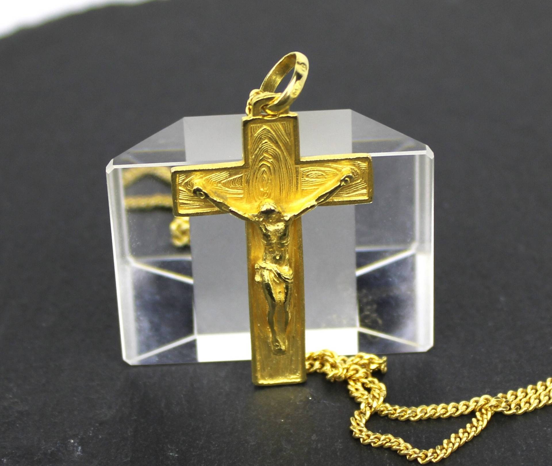 Massiver Kreuzanhänger An Goldkette, 750Er Gelbgold, Italien | Solid Cross Pendant On Gold Chain, 750 Yellow Gold, Italy, 1950S/1960S von RiedAntik