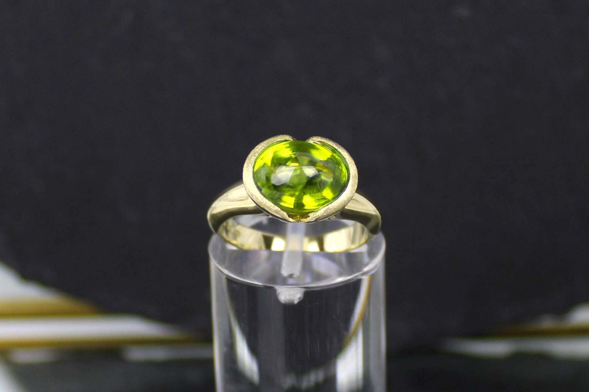 Peridot-Goldring Aus 375Er Gelbgold, 9 Karat, Peridot Cabochon | Peridot Gold Ring in 375 Yellow Gold, Karat von RiedAntik