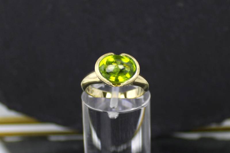 Peridot-Goldring Aus 375Er Gelbgold, 9 Karat, Peridot Cabochon | Peridot Gold Ring in 375 Yellow Gold, Karat von RiedAntik