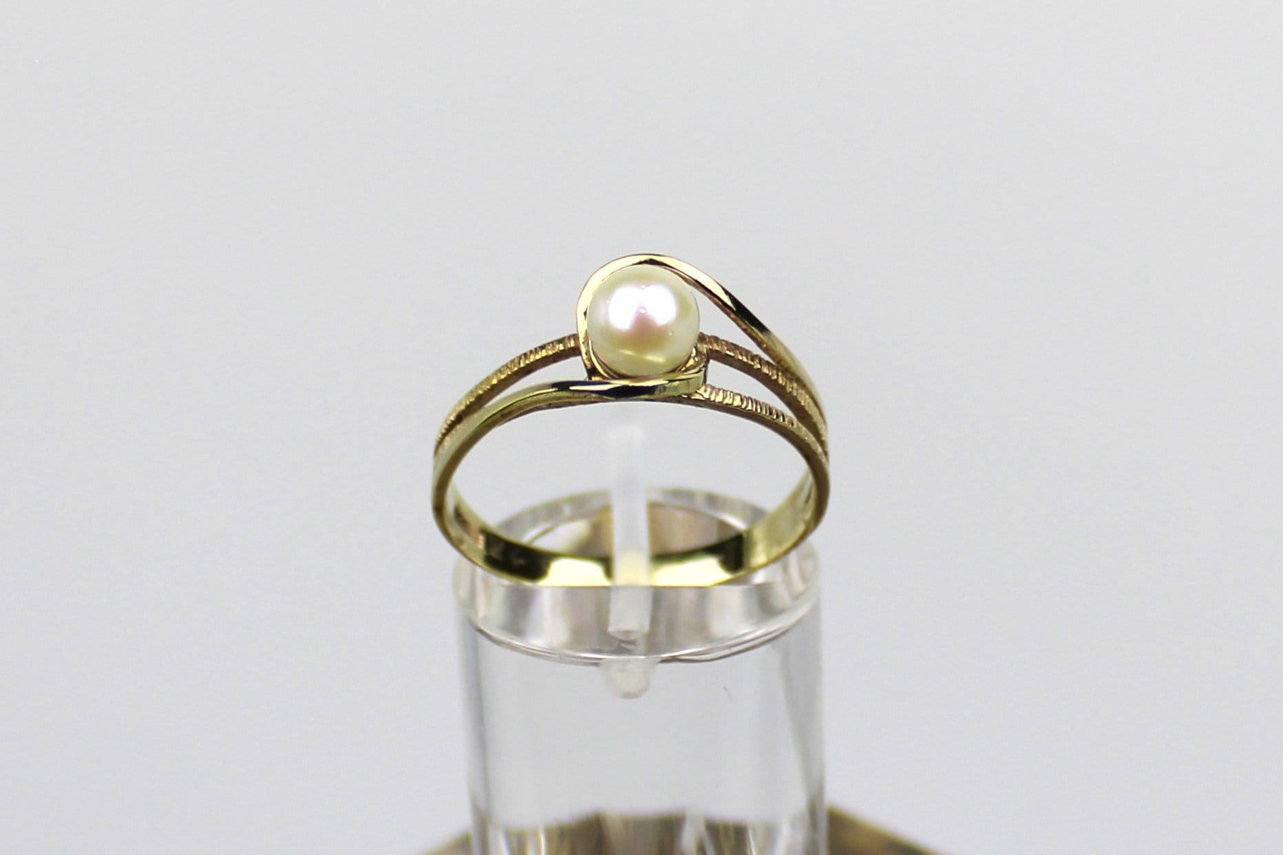 Perlenring, Goldring, 333Er Gelbgold, 8 Karat, Um 1950 | Pearl Gold Ring, 333 Yellow Gold, Around 1950 von RiedAntik