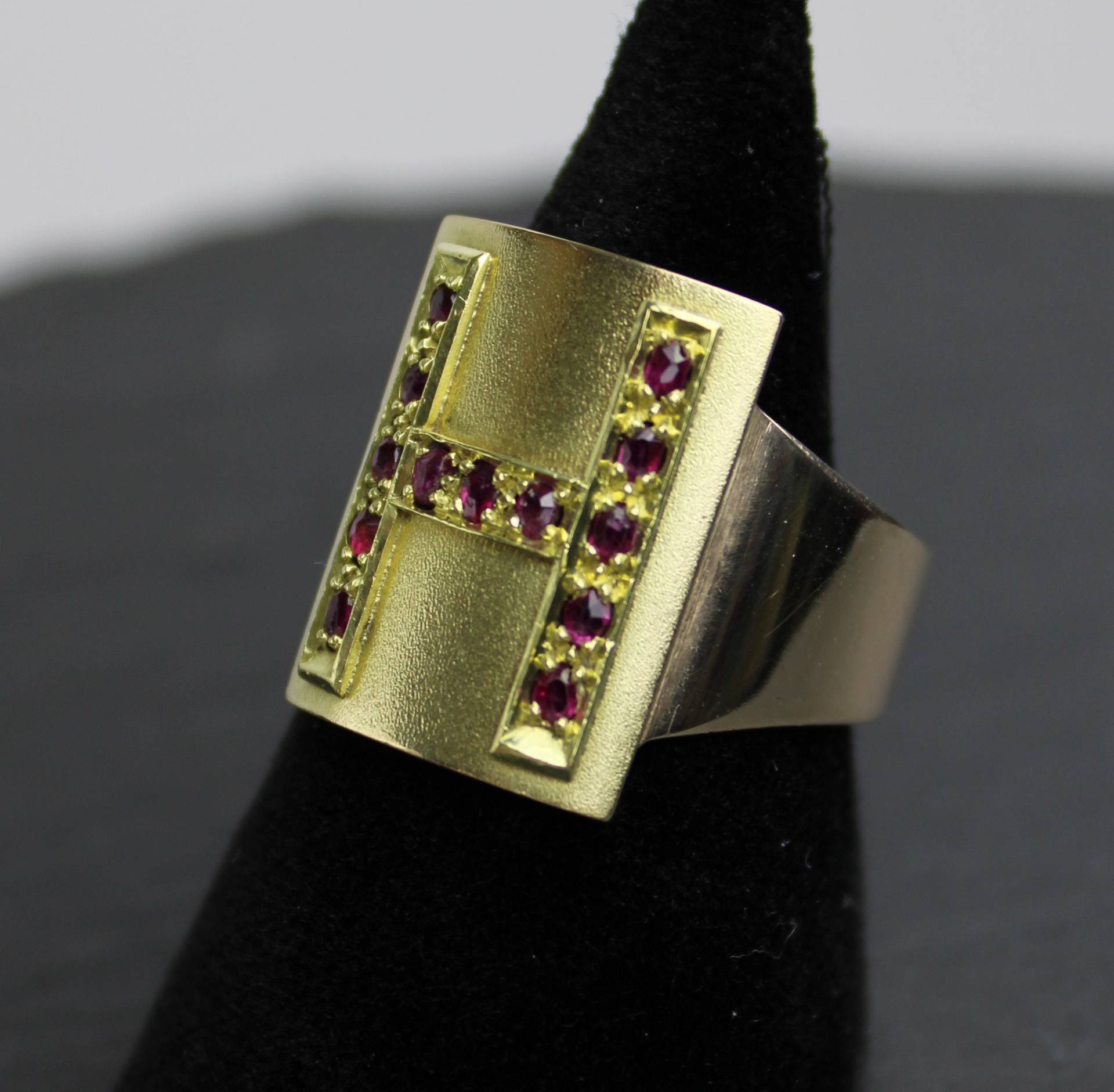 Prunkvoller Goldring, Handgefertigte Juwelierarbeit, Rotgold Und Gelbgold Mit 13 Rubinen | Magnificent Handmade Gold Ring With Rubies von RiedAntik