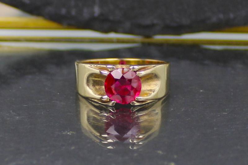 Rubin-Goldring Aus 417Er Gelbgold, 10 Karat | Ruby Gold Ring Made Of 10-Karat Yellow Gold von RiedAntik