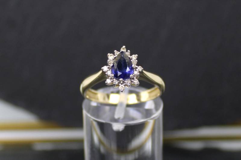 Saphir-Diamantring, 585Er Gelbgold, 16 Diamanten | Sapphire & Diamond Gold Ring, 14-Karat Yellow Gold, Diamonds Saphir-Diamantring, 585Er Gelbgold, 16 Diamanten | Sapphire & Diamond Gold Ring, 14-Karat Yellow Gold, Diamonds von RiedAntik