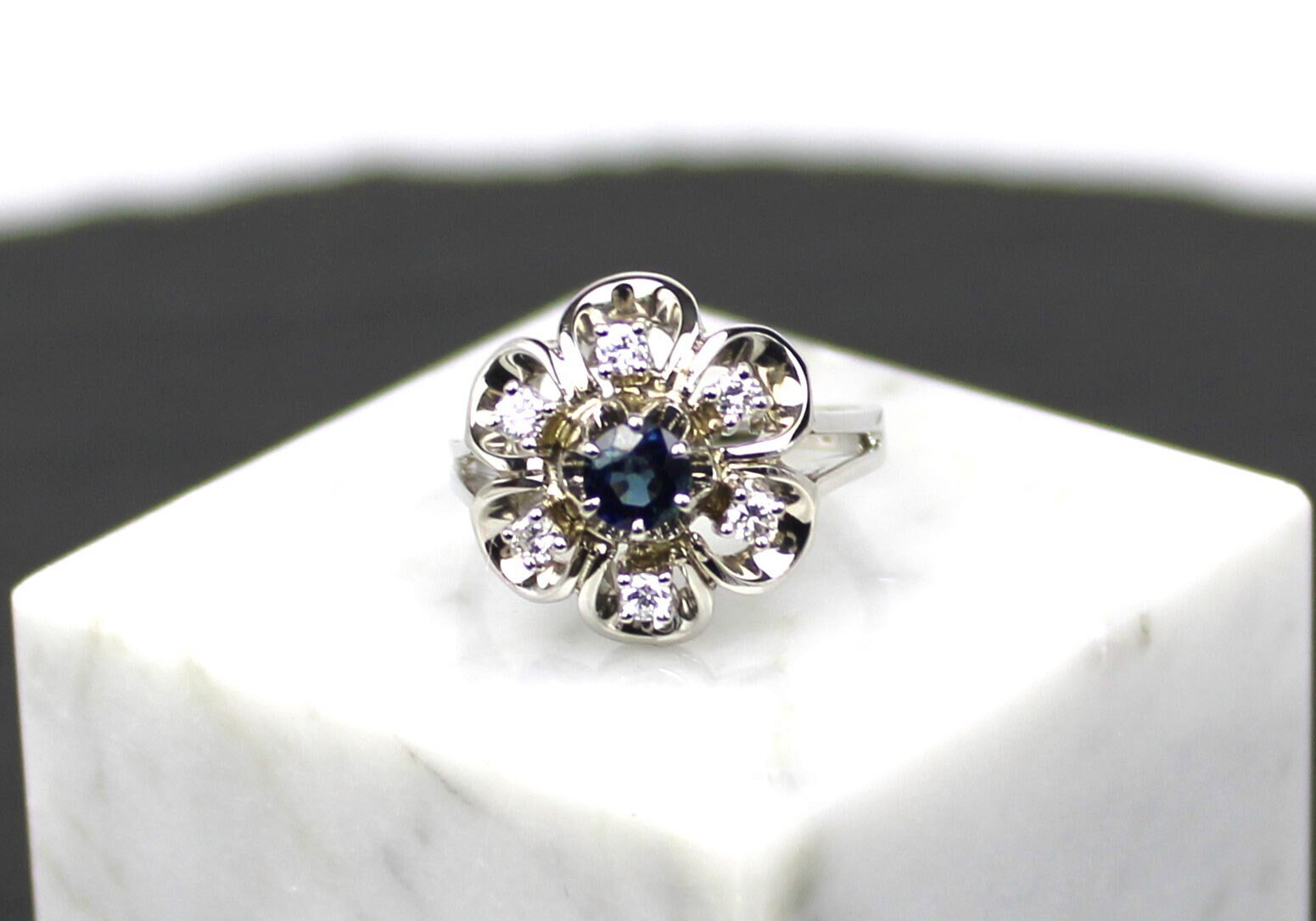 Saphir-Diamantring, 750Er Weißgold, 18 Karat, Blütenform | Sapphire-Diamond Ring, 750 White Gold, Carat, Flower Shape von RiedAntik