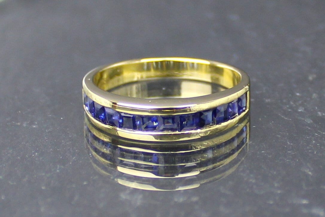 Saphir-Goldring Aus 750Er Gelbgold, 18 Karat, 12 Saphire | 18 Karat Sapphire Gold Ring With Sapphires von RiedAntik