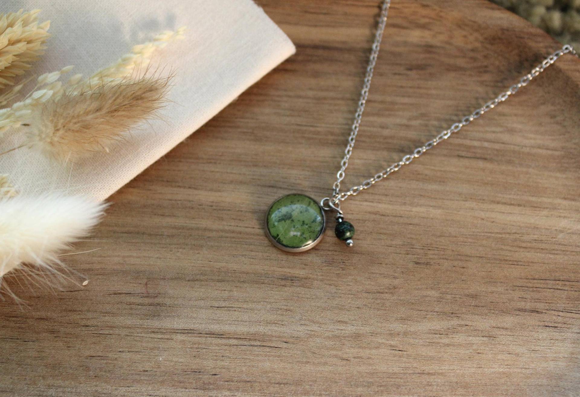 Halskette, Gepresster Eucalyptus Jaspis Anhänger, Epoxidharz Resin Kette, Trockenblumen, Grüne Handgefertigtes Geschenk Muttertag von RiemadeStore