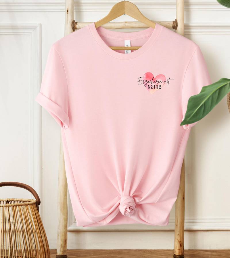 Erzieherin Mit Herz Baumwollshirt Personalisier Name, Geschenk Erzieher/In, Abschiedsgeschenk Kindergarten von RiesenDesignsShop