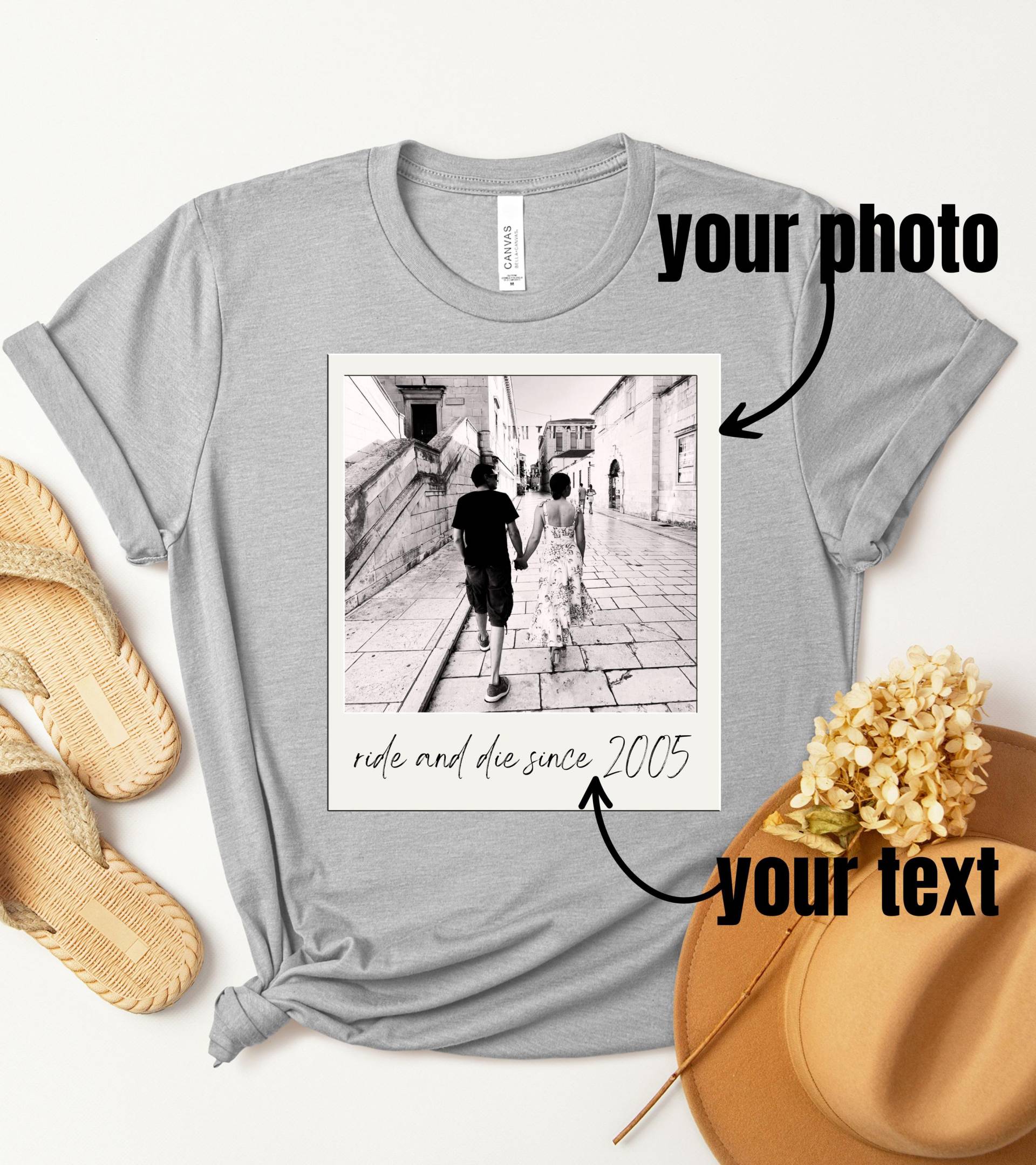 Personalisiertes Vintage Polaroid Baumwoll-Shirt, Individuelles Foto, Unisex-Passform, Geschenkidee von RiesenDesignsShop