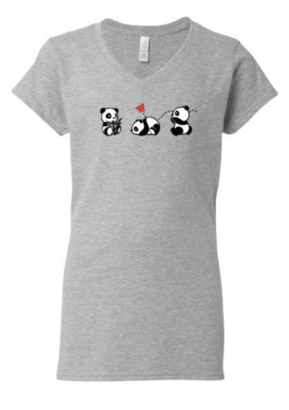 Panda T-Shirt Frauen, Vneck Tshirts Personalisiertes Shirt Mit Bild, Für Mädchen, Tier Tshirt Sie, Weihnachtsgeschenk Sie Panda T-Shirt Frauen, Vneck Tshirts Personalisiertes Shirt Mit Bild, Für Mädchen, Tier Tshirt Sie, Weihnachtsgeschenk Sie von RightVibeApparel