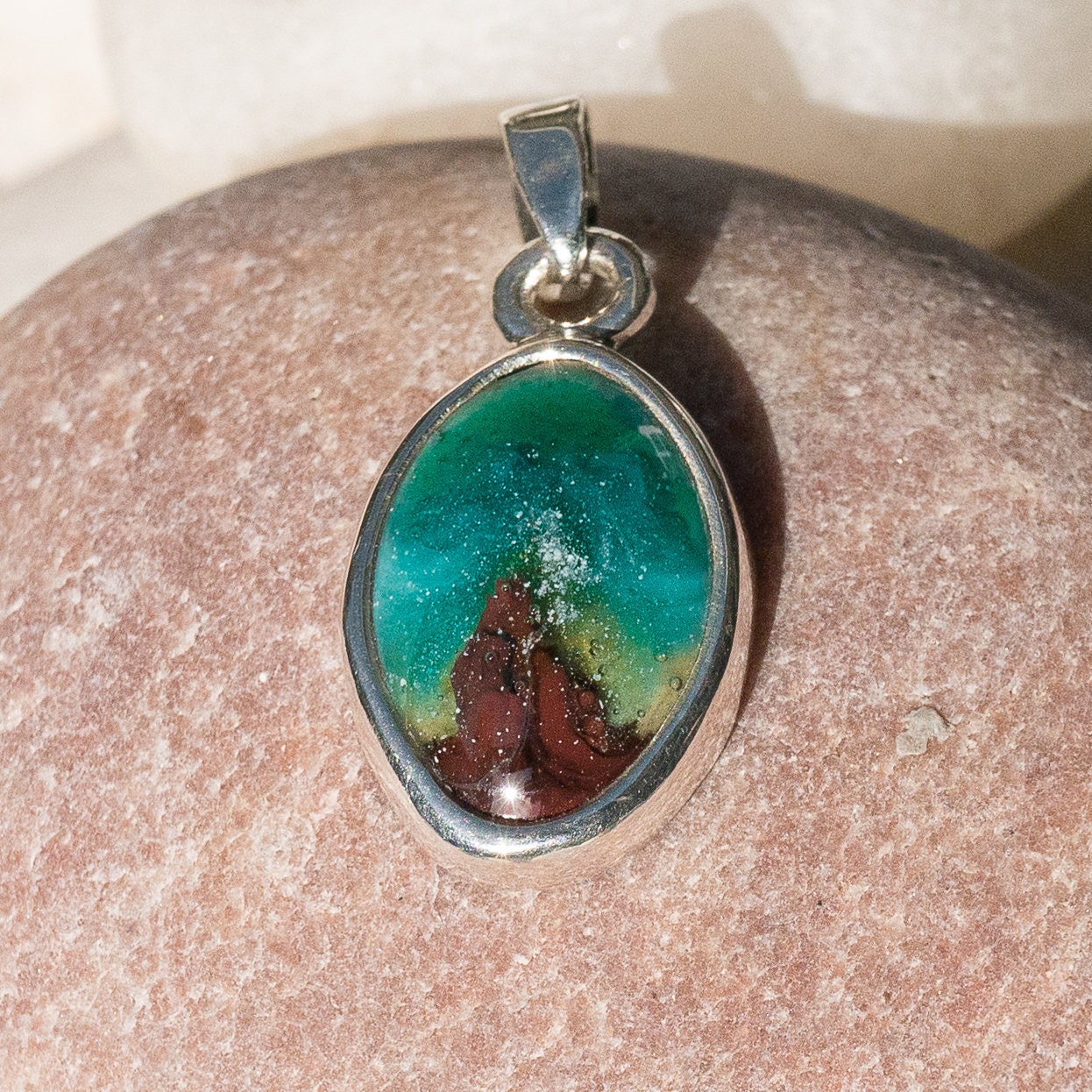 Keramikanhänger Porzellanschmuck Bunter Porzellananhänger Halskette Handgemachter Schmuck Rauchende Vulkanlandschaft Keramikanhänger Porzellanschmuck Bunter Porzellananhänger Halskette Handgemachter Schmuck Rauchende Vulkanlandschaft von RikeBaasner