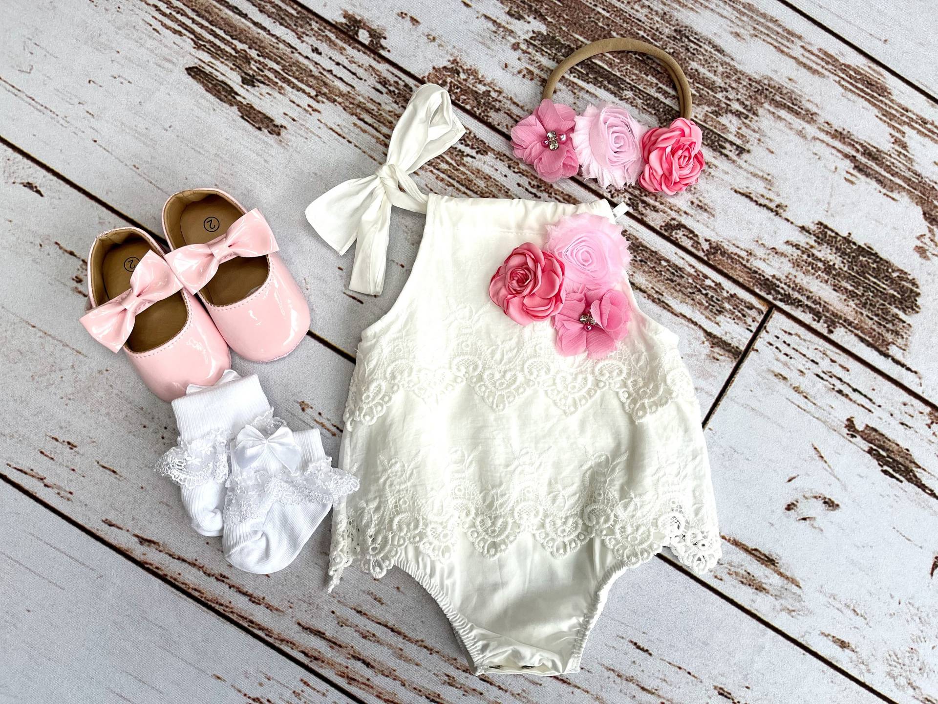 Baby Mädchen Weißer Spitze Boho Strampler | Neugeborenen Coming Home Outfit Säugling Kleidung von RileyGraceFashion