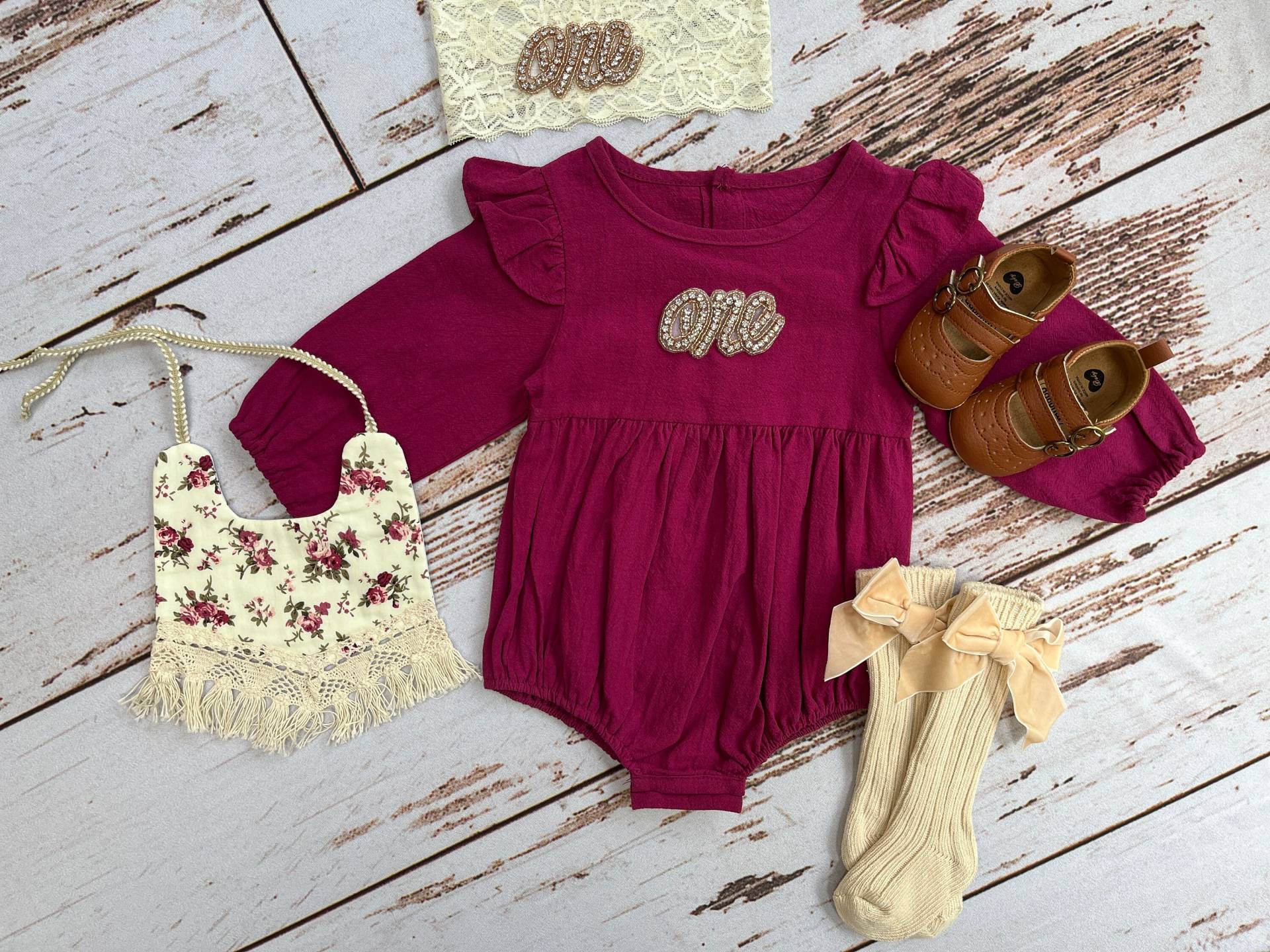 Boho Strampler Zum 1. Geburtstag | Baby-Mädchen-Outfit Für Den Ersten Weinroter Sommerstrampler Kleine Mädchen Rustikaler Langarm-Strampler von RileyGraceFashion