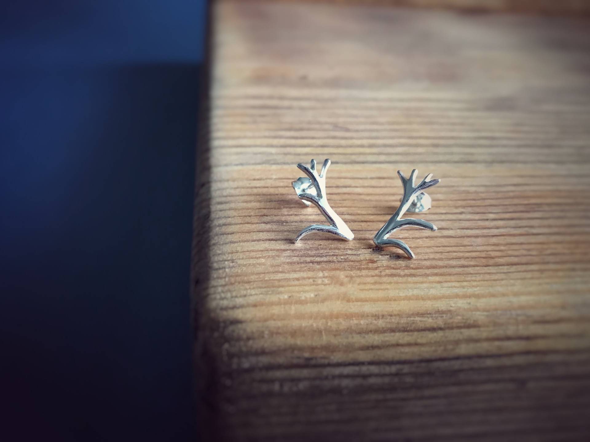 Geweih Ohrringe. Silber Ohrstecker. Hirsch Ohrringe Von Riley Im Garten, Sarah Fleming Juwelier von RileyInTheGarden