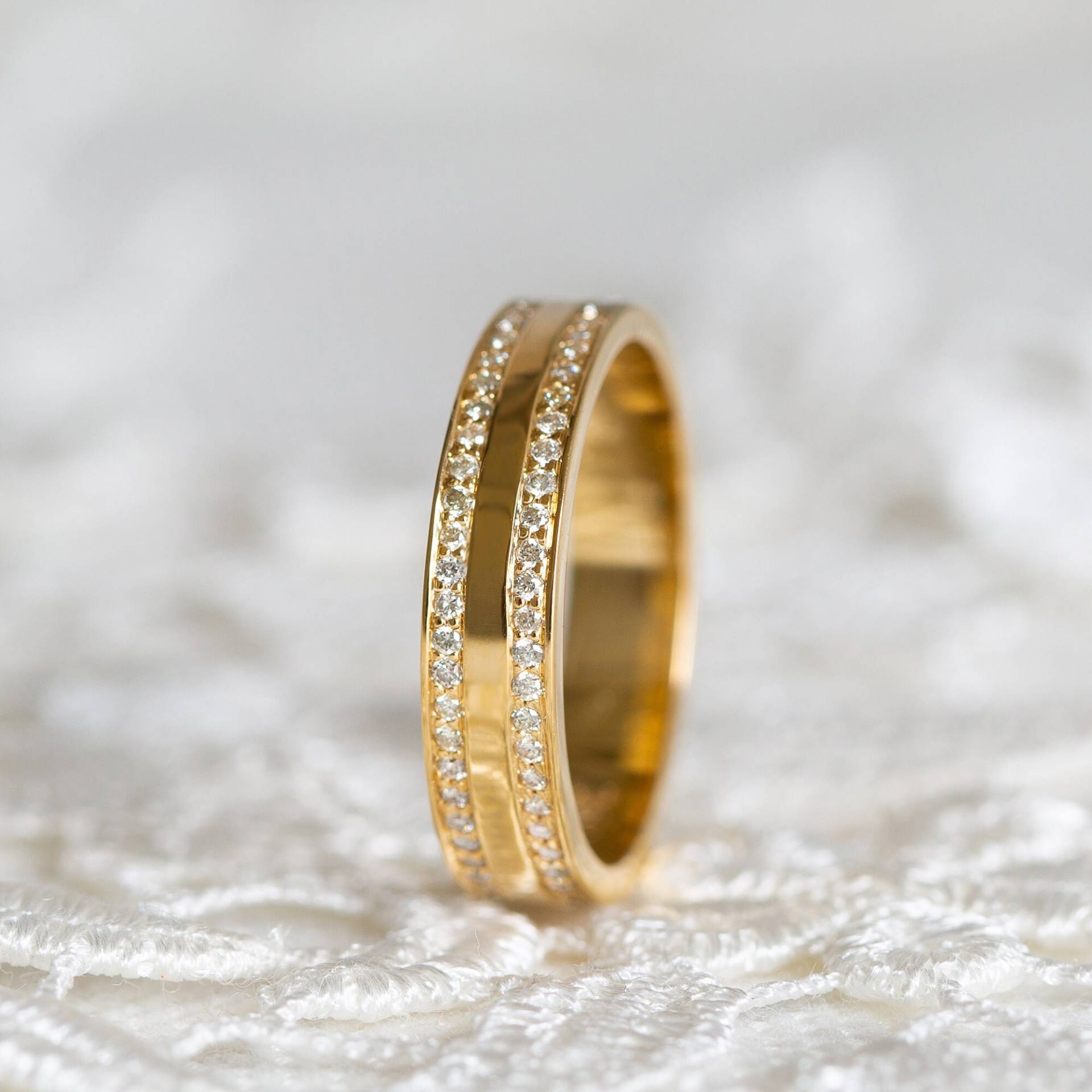 Diamant Eternity Band, Stapelbarer Diamantring, Schlichtes Ehering, Reihenring, 4 Mm Hochzeitsband, 14K 18K Gelbgold von RimonFineJewelry