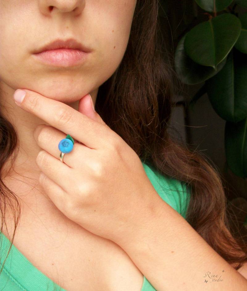 Kleiner Blaubeer-Ring Verstellbarer Beeren-Schmuck Aus Polymer Clay von RinaStudioDesign