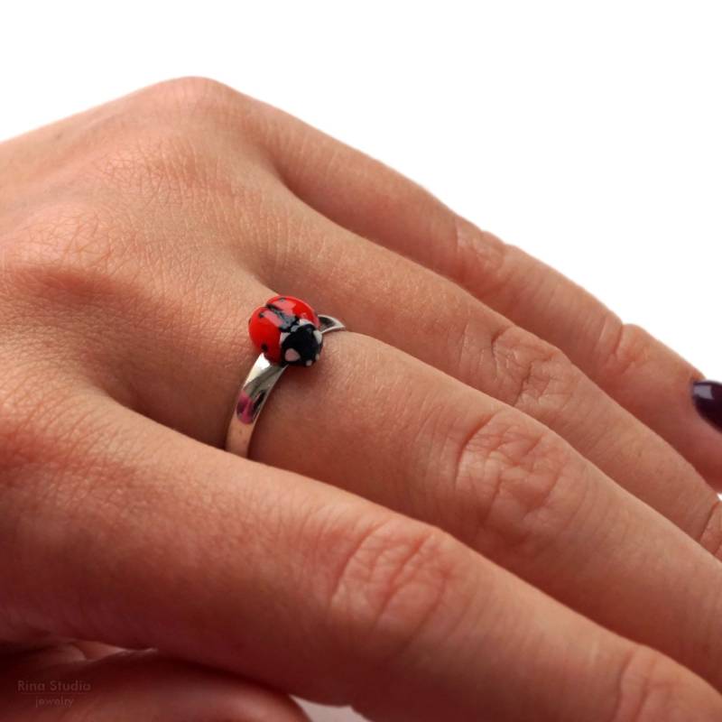 Marienkäfer Ring, Roter Kleiner Verstellbarer Miniatur Schmuck, Valentinstag Geschenkidee Unter 15 von RinaStudioDesign
