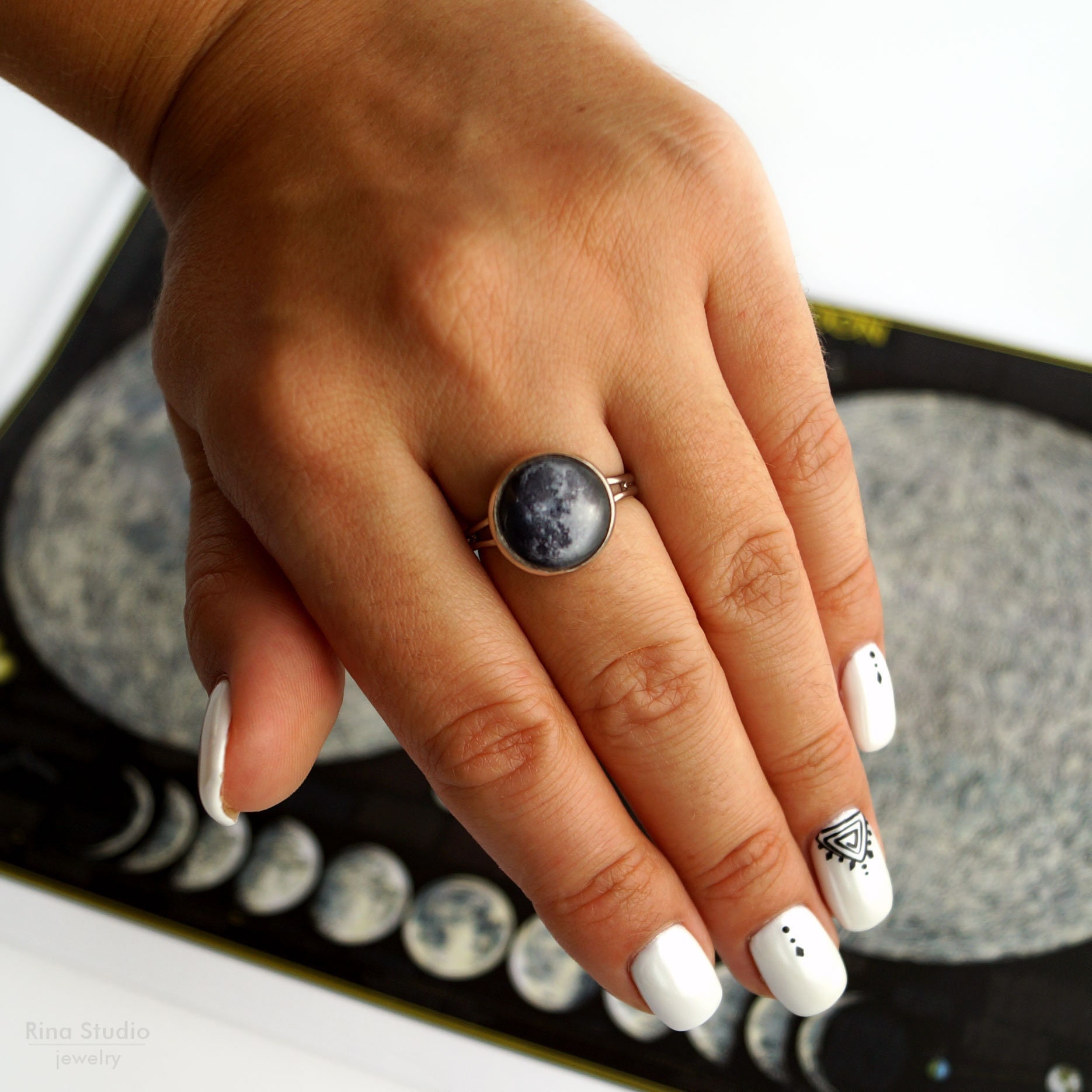 Benutzerdefinierte Geburt Mond Phase Ring, Personalisierte Datum Geschenk Für Mädchen, Grau Mond-Zyklus Einstellbarer Raum Schmuck, La Luna von RinaStudioJewelry