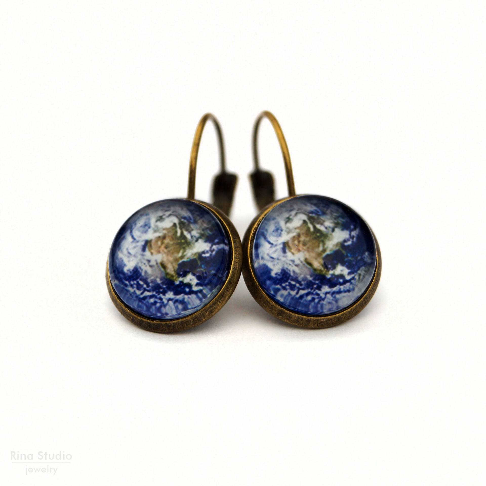 Earth Leverback Ohrringe, Blauer Planet Weltraum Schmuck, Sonnensystem Tropfen Weltkugel Geschenkidee Für Mädchen, Galaxie Messing Ohrringe von RinaStudioJewelry