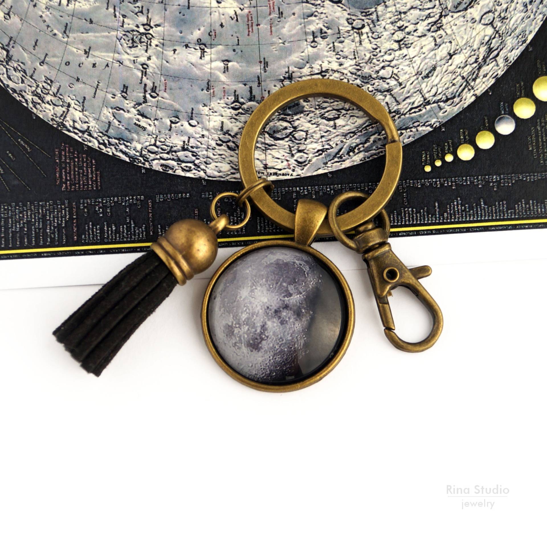 Personalisierter Geburtsmond-Phase-Schlüsselanhänger Mit Quaste Und Hummerverschluss, Wissenschaft Personalisiertes Geschenk Für Männer, Grauer von RinaStudioJewelry