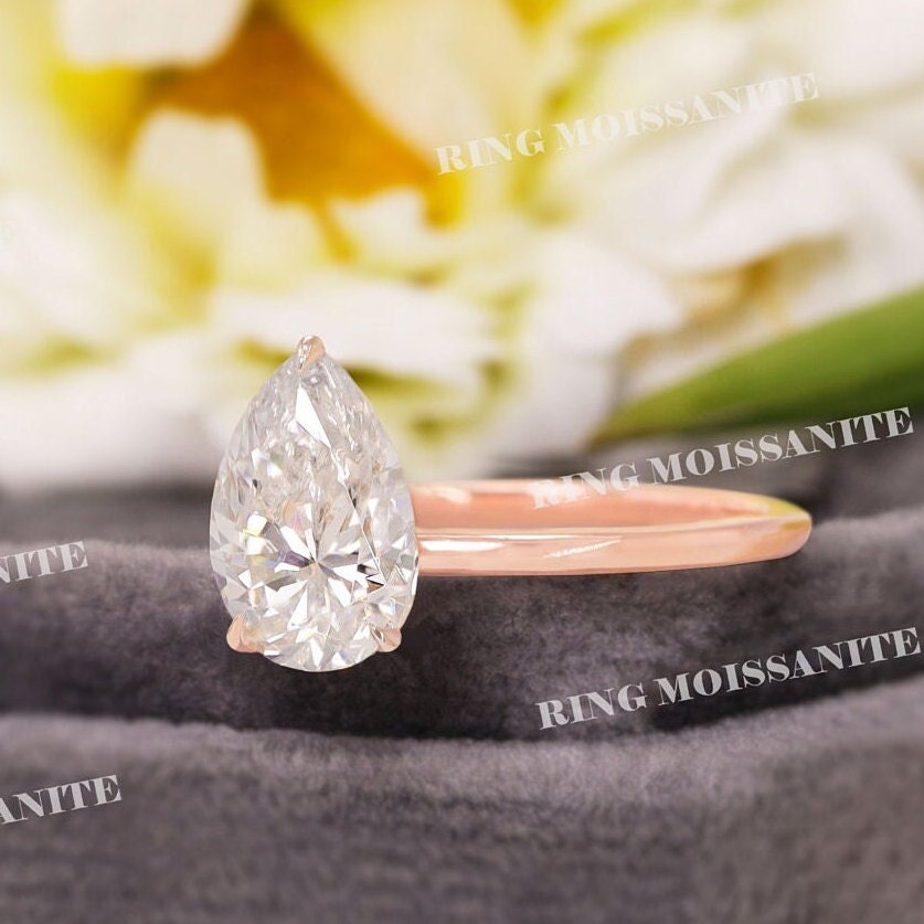 2 Ct Tropfen Verlobungsring, Moissanit Versteckter Halo Solitär, Birnenform, Schlichter Rosegold, Ehering, Frauen von RingMoissanite