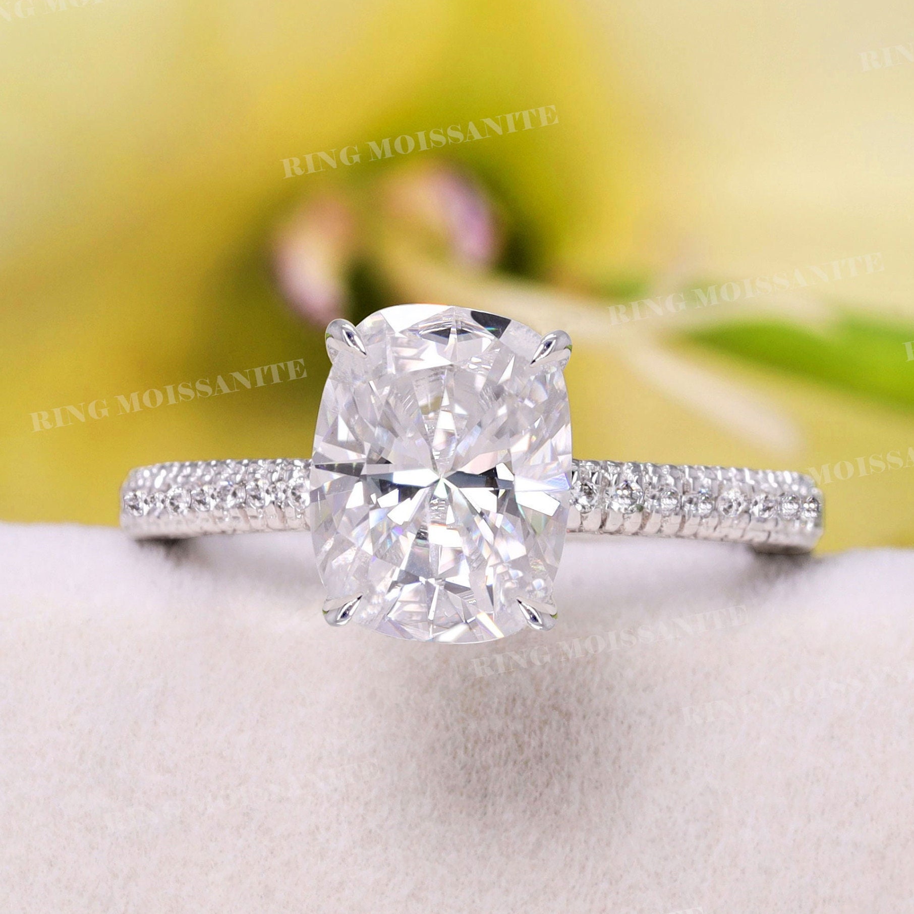 2, 5 Ct Kissenschliff Verlobungsring, Moissanit Solitär Längliche Kissen Versteckter Heiligenschein, Einzigartiger 3 Reihiger Pave, Weißgold von RingMoissanite