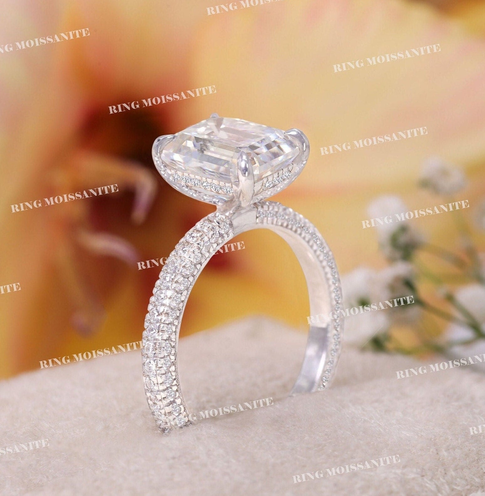 2.5Ct Einzigartiger Moissanit Im Smaragdschliff, Versteckter Halo Verlobungsring, 14 Karat Weißgold, Solitärring 3 Reihig Ebnen, Ehering, Frauenring von RingMoissanite