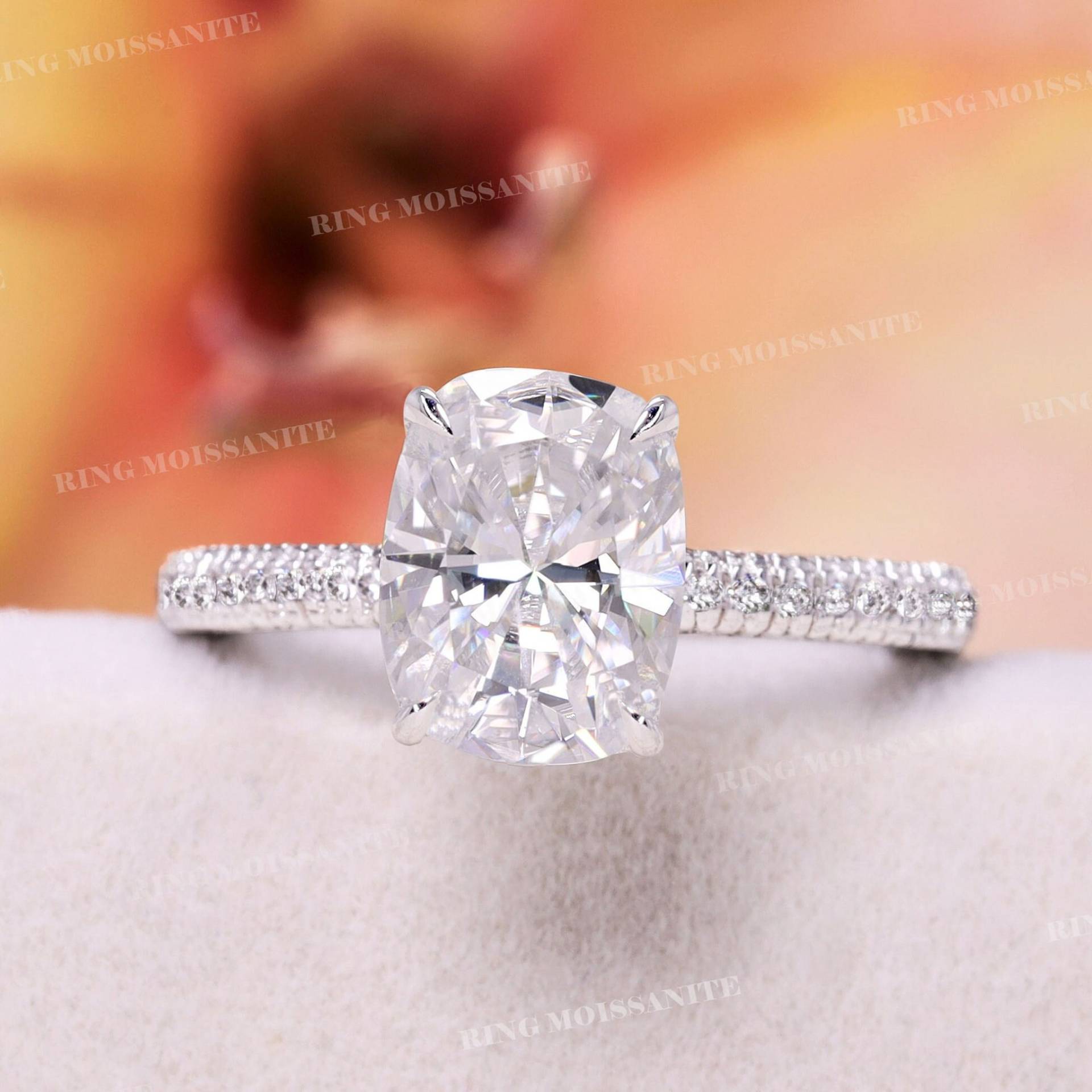 2.5Ct Kissenschliff Moissanit Verlobungsring, Weißgold, Versteckter Heiligenschein, Länglicher Kissen Solitär, 3 Reihige Pflastern Dickes Band von RingMoissanite