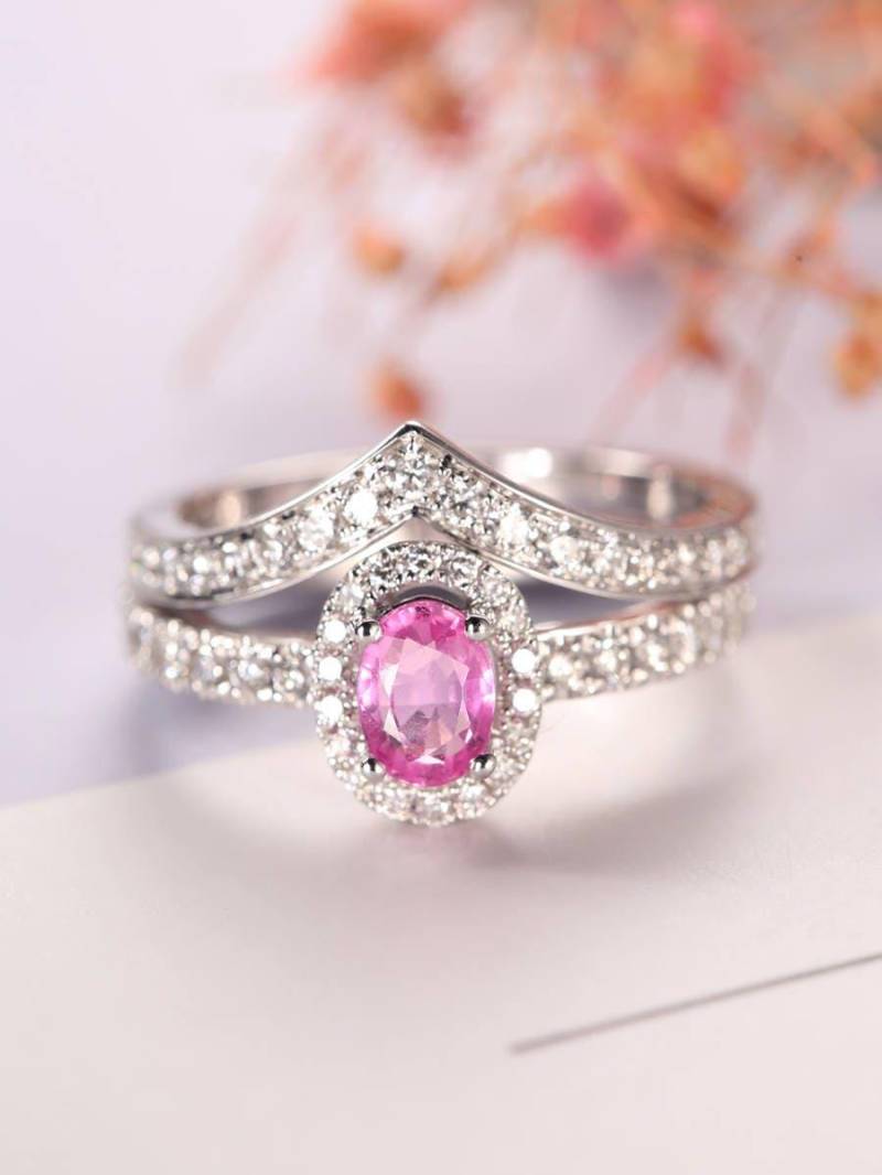 2 Stk Saphir Ring Braut Set, Weißgold Oval Verlobungsring, Halo Pink Ring, Diamant Chevron Ehering, Set von RingOnly