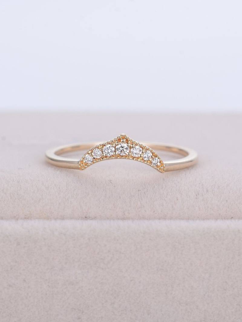 Art Deco Trauring Gelbgold Gebogener Diamant Dünner Diamantring Vintage Einzigartige Aneinanderreihung Zartes Versprechen Jahrestag Passend von RingOnly