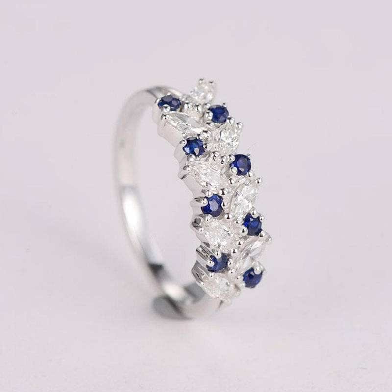 Art-Deco-Verlobungsring Blauer Saphir Marquise-Schliff Diamant Hochzeit Frauen Zarte Cluster 14K Weißgold Braut Stapelbar Jahrestagsgeschenk von RingOnly