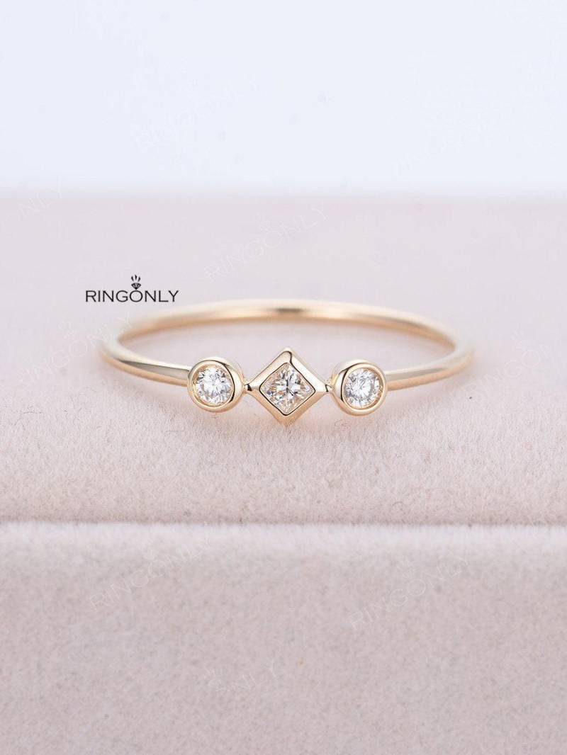 Diamant Ehering Frauen Einzigartige Drei Stein Prinzessin Schnitt Zarte Einfache Stapeln Passende Jahrestag Brautschmucksachen von RingOnly