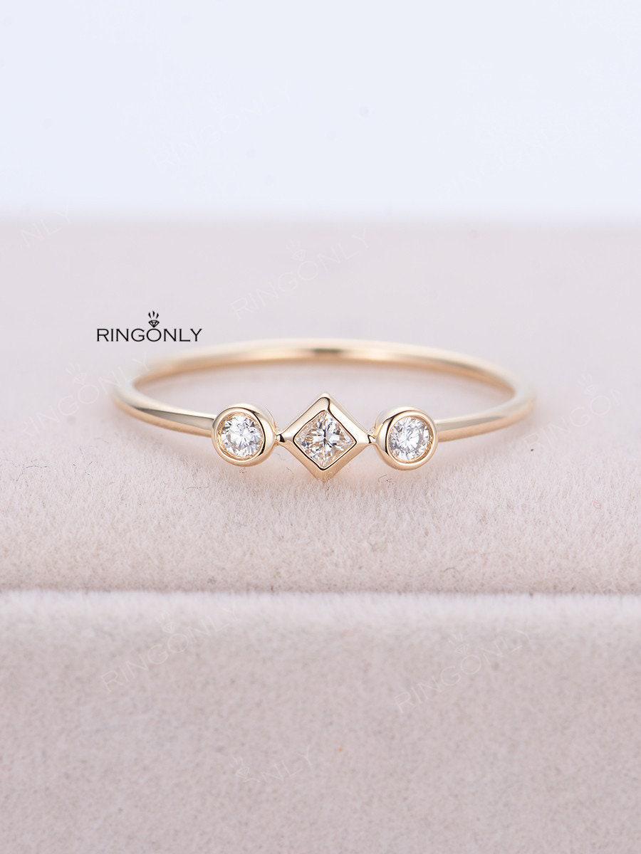 Diamant Ehering Frauen Einzigartige Drei Stein Prinzessin Schnitt Zarte Einfache Stapeln Passende Jahrestag Brautschmucksachen von RingOnly