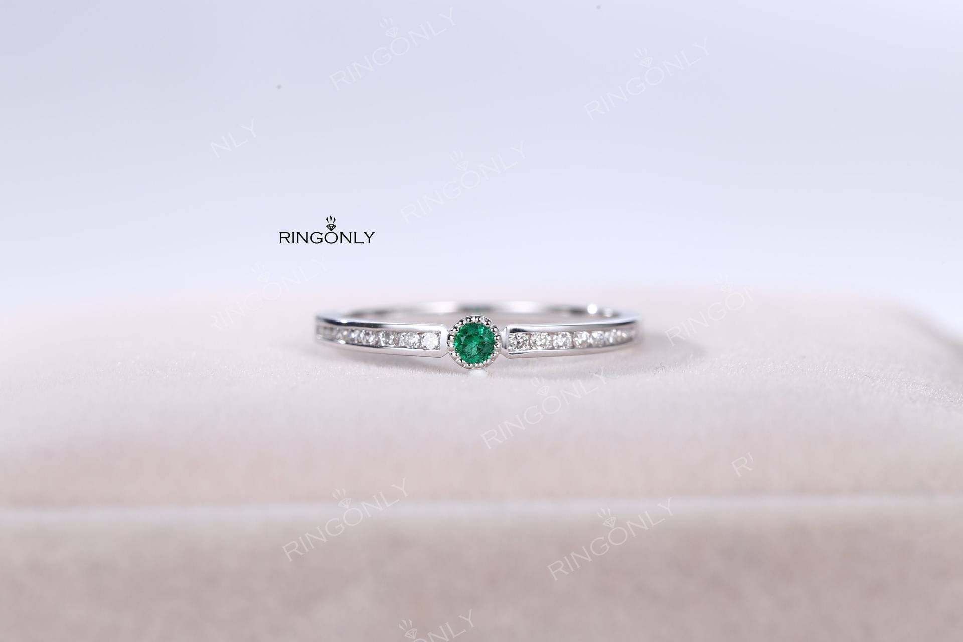 Einfache Labrador Smaragd Verlobungsring Halbe Eternity Band Dünne Dainty Ehering Goldkanal Gesetzt Zierlicher Diamant Versprechen Stapelring von RingOnly