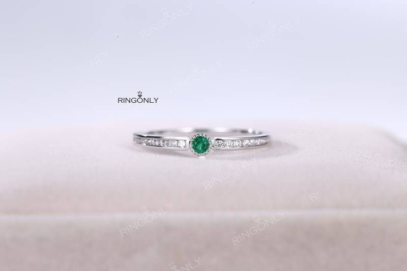 Einfache Labrador Smaragd Verlobungsring Halbe Eternity Band Dünne Dainty Ehering Goldkanal Gesetzt Zierlicher Diamant Versprechen Stapelring von RingOnly