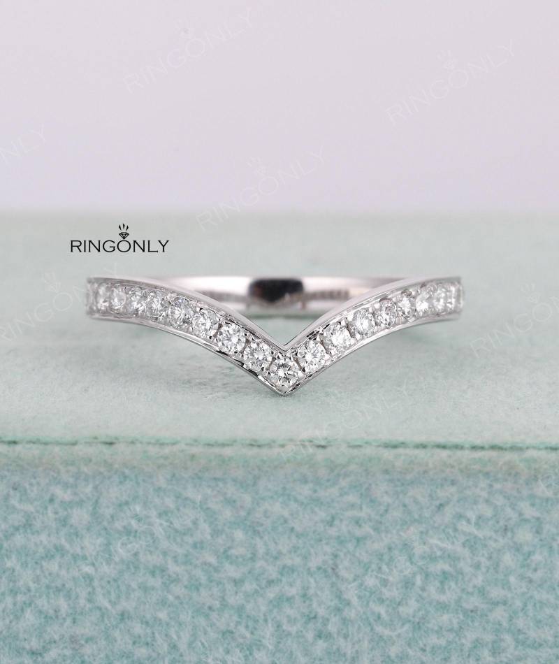 Einzigartige Gebogene Ehering Diamantring 14K Weißgold Chevron Halbe Eternity Band Stacking Brautring Set Micro Pave Versprechen Passendes von RingOnly