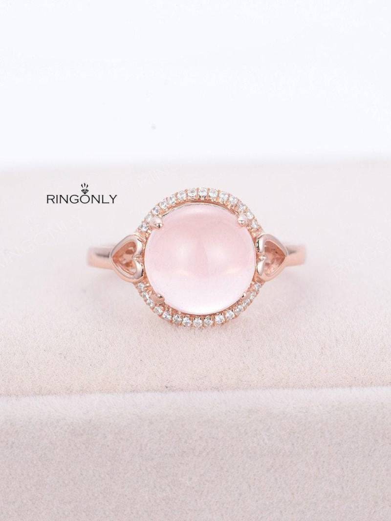 Einzigartige Rundschliff Rosenquarz Verlobungsring Art Deco Rose Gold Cabochon Brautring Vintage Halo Diamant Ring Jubiläum Versprechen von RingOnly