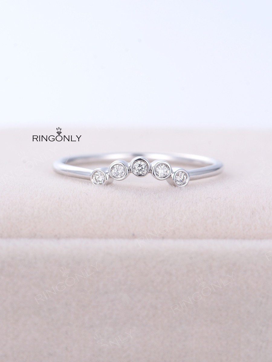 Gebogener Diamant Ehering Frauen Chevron Winziger Zierlicher Diamantring 14K Gold Lünette Gesetzt Bogen Stapeln Spiel Stapelbar Versprechen von RingOnly