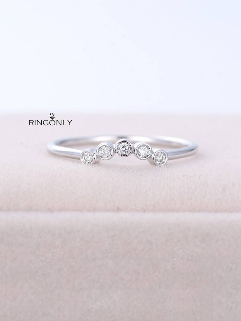 Gebogener Diamant Ehering Frauen Chevron Winziger Zierlicher Diamantring 14K Gold Lünette Gesetzt Bogen Stapeln Spiel Stapelbar Versprechen von RingOnly