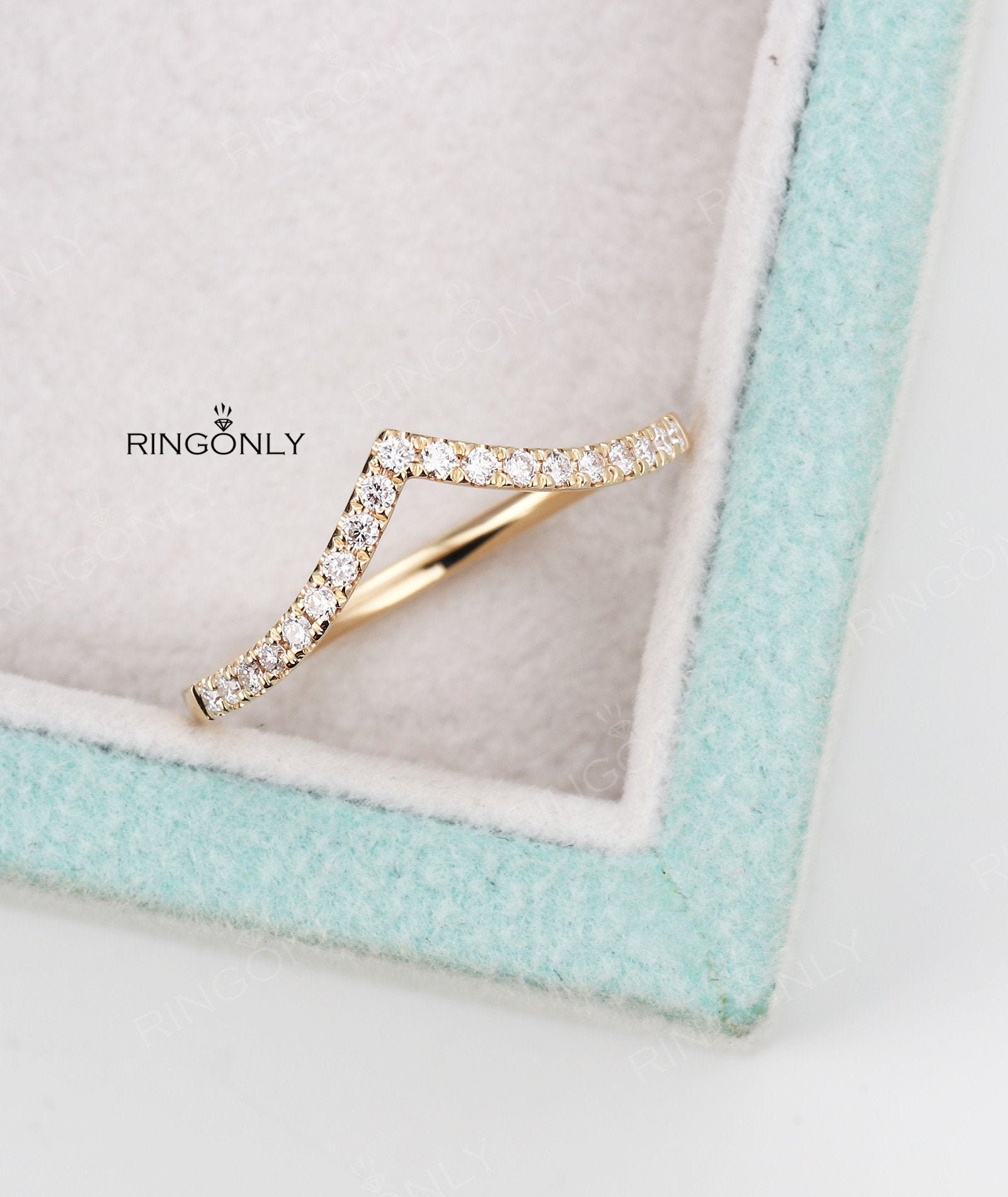 Gebogener Ehering Zierliche Diamantband Chevron Micro Pflastern Halbe Ewigkeit Zarte Braut Stapeln Passender Jahrestag Ring von RingOnly