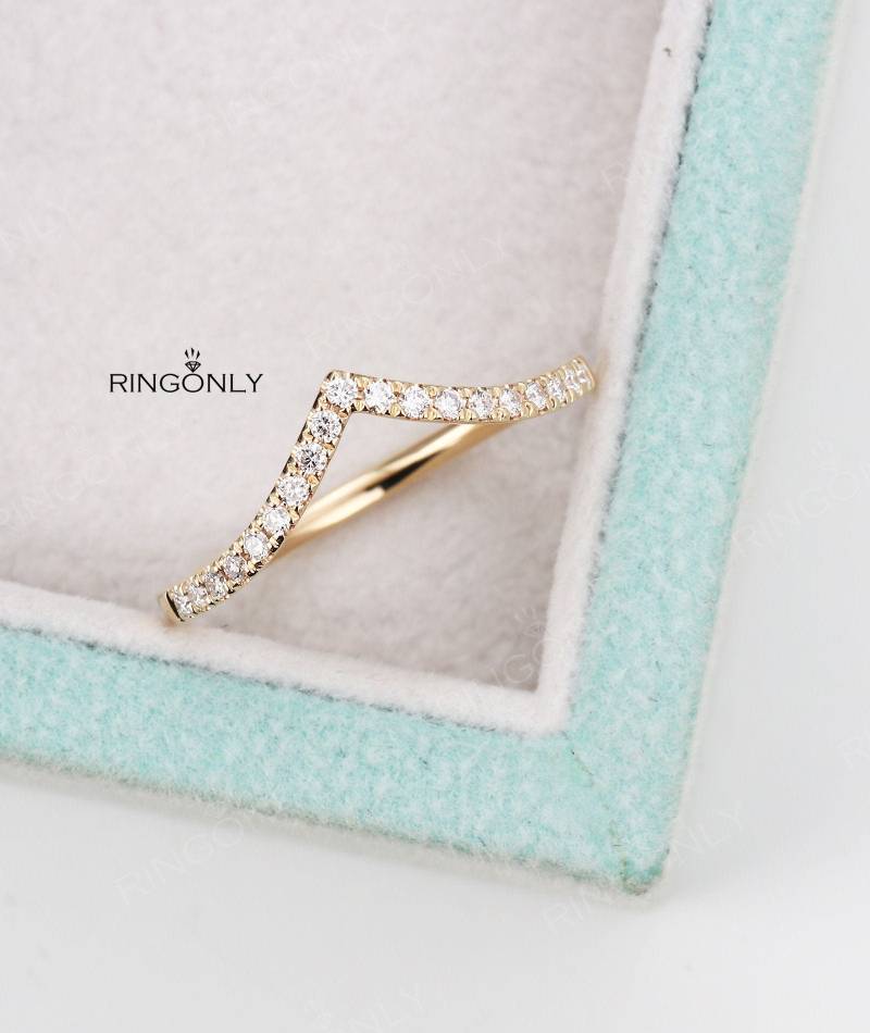 Gebogener Ehering Zierliche Diamantband Chevron Micro Pflastern Halbe Ewigkeit Zarte Braut Stapeln Passender Jahrestag Ring von RingOnly